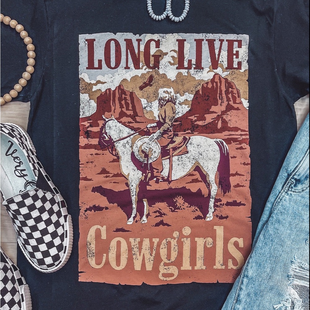 Black long live cowgirls graphic print tee shirt.
